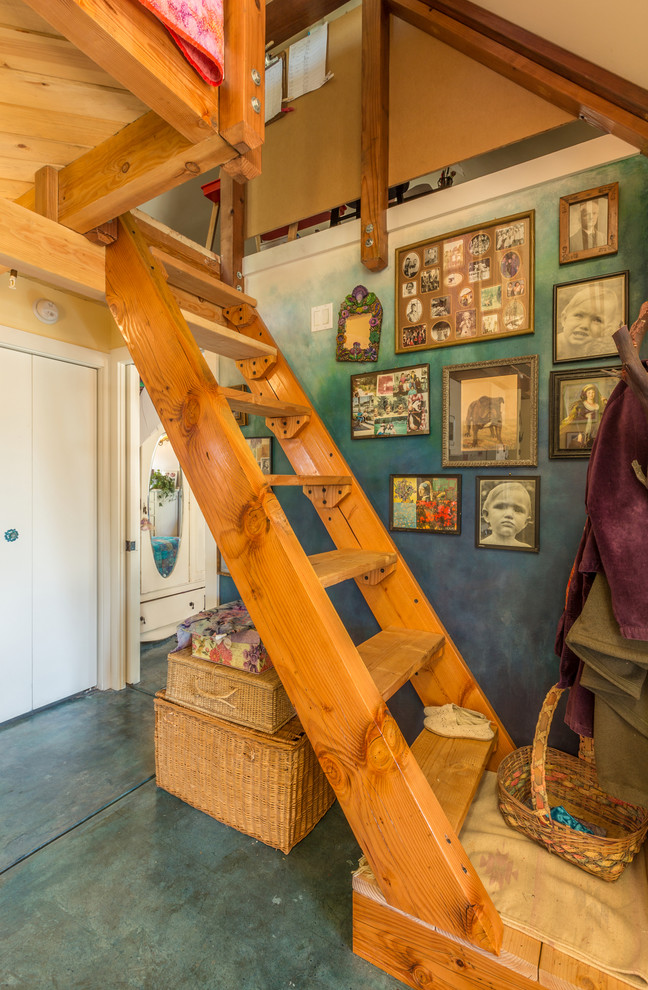 На фото: маленькая прямая лестница в стиле фьюжн с деревянными ступенями без подступенок для на участке и в саду с