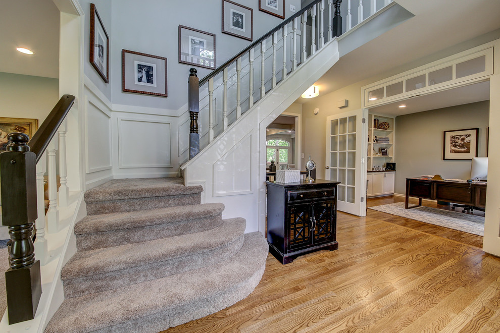 Mittelgroßes Klassisches Treppengeländer Holz in L-Form mit Teppich-Treppenstufen und Teppich-Setzstufen in Dallas