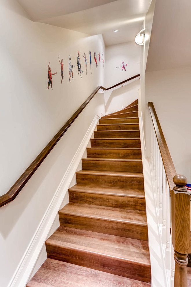 Идея дизайна: изогнутая лестница среднего размера в скандинавском стиле с деревянными ступенями и крашенными деревянными подступенками