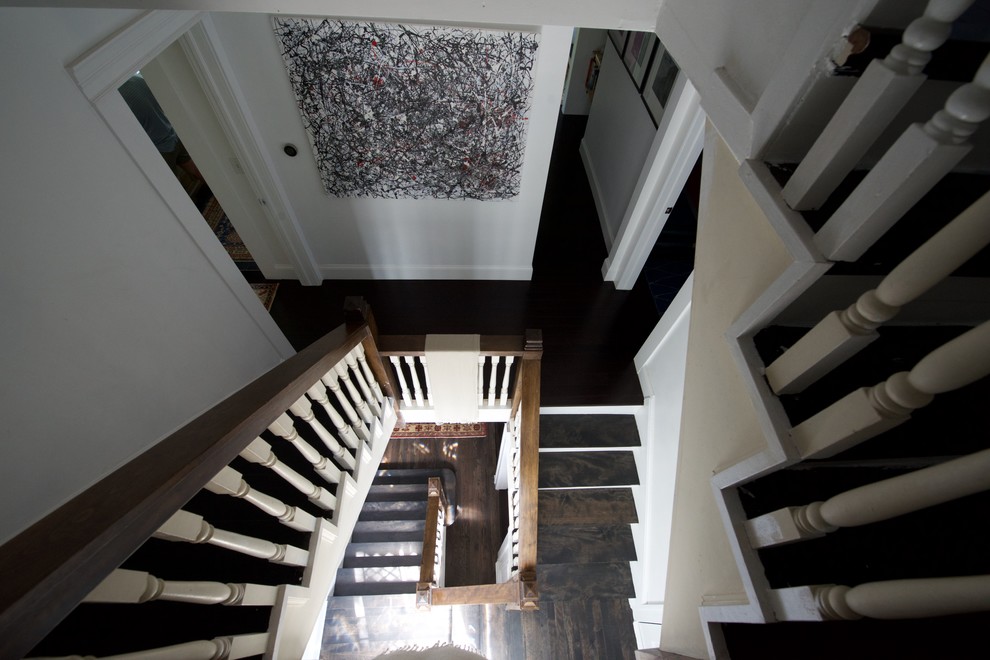 Источник вдохновения для домашнего уюта: п-образная лестница среднего размера в стиле неоклассика (современная классика) с деревянными ступенями и крашенными деревянными подступенками