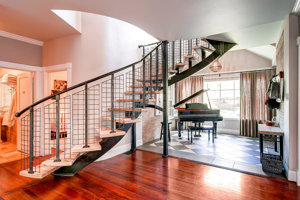 Источник вдохновения для домашнего уюта: изогнутая лестница среднего размера в стиле рустика с деревянными ступенями без подступенок