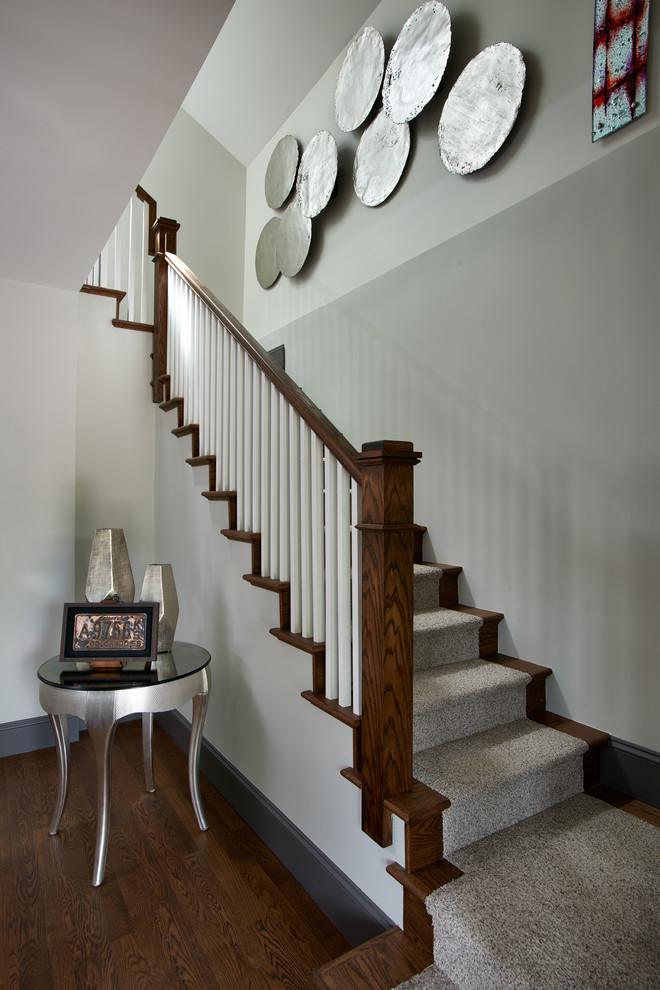 Diseño de escalera en U de estilo americano con escalones de madera, contrahuellas de madera y barandilla de madera