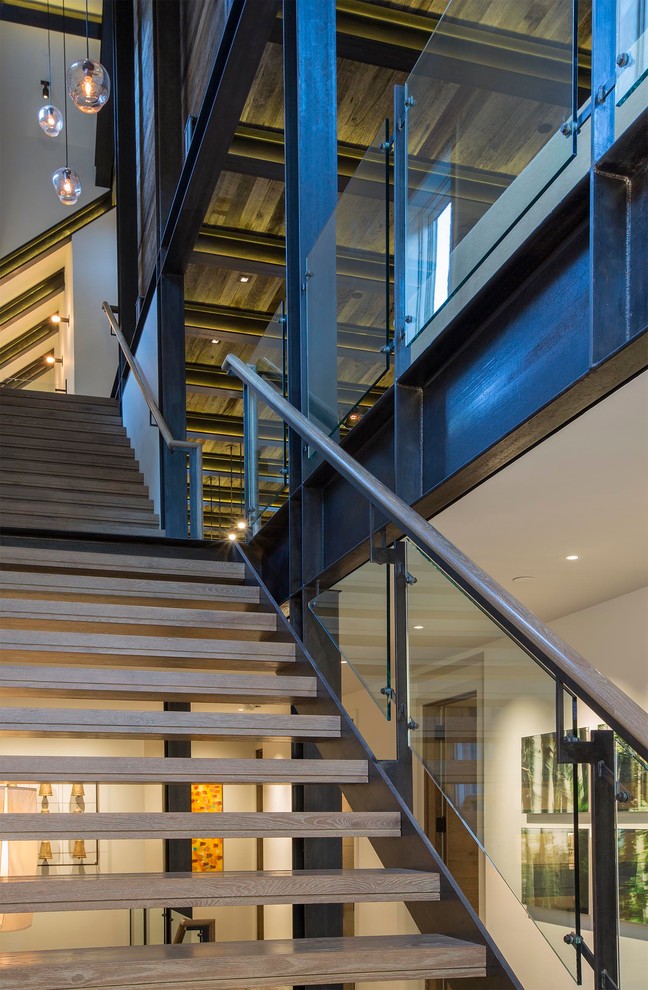 Diseño de escalera recta industrial de tamaño medio con escalones de madera y contrahuellas de metal
