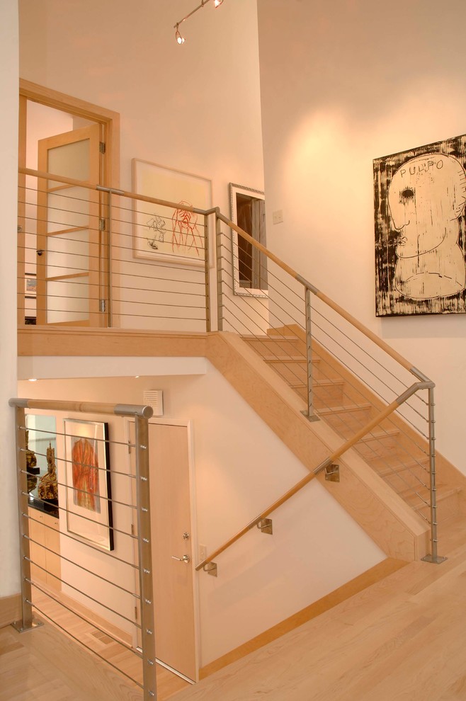 Foto di una scala a "U" contemporanea con pedata in legno e alzata in legno