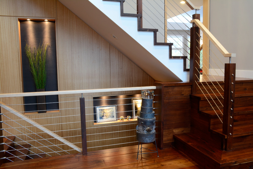 Imagen de escalera en L moderna grande con escalones de madera, contrahuellas de madera y barandilla de varios materiales
