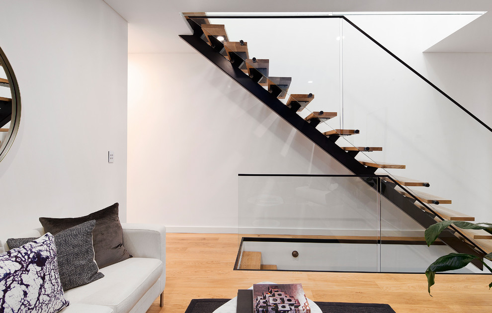 Imagen de escalera recta actual sin contrahuella con escalones de madera y barandilla de vidrio