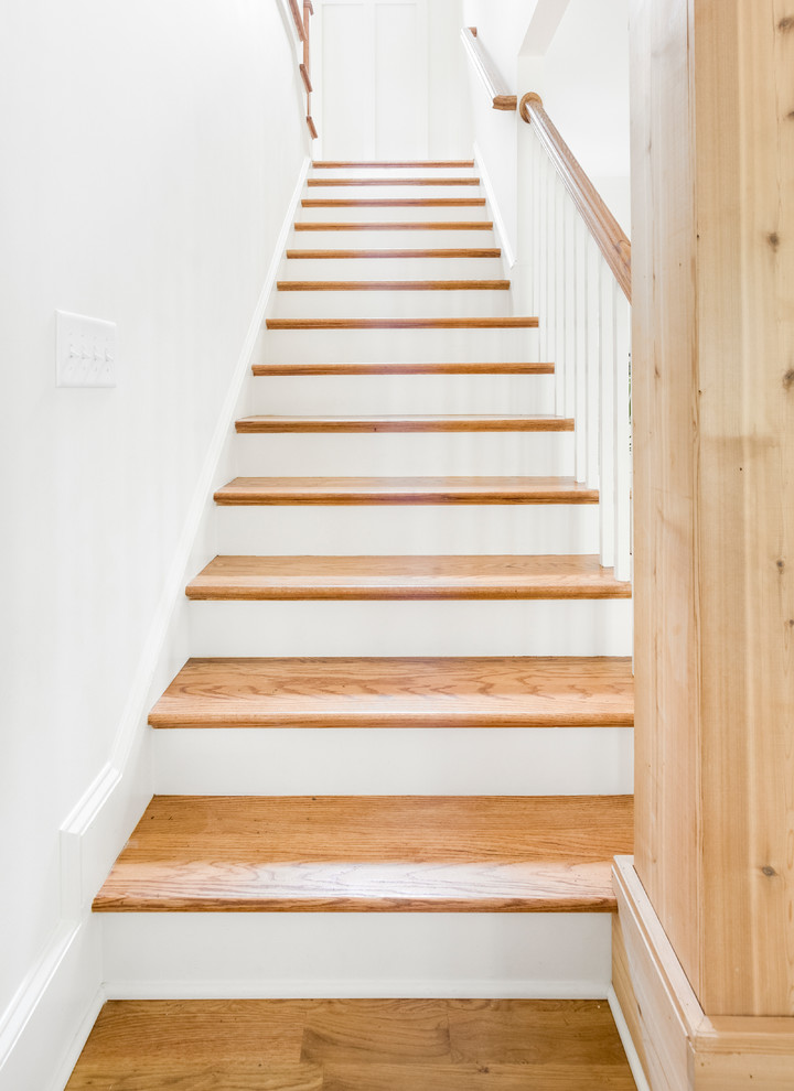 Idée de décoration pour un escalier peint craftsman en U avec des marches en bois et un garde-corps en bois.