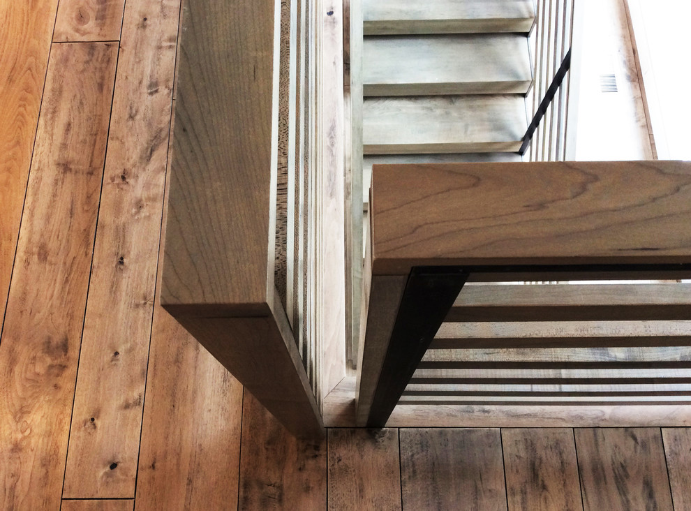 Foto de escalera recta de estilo de casa de campo grande sin contrahuella con escalones de madera y barandilla de madera