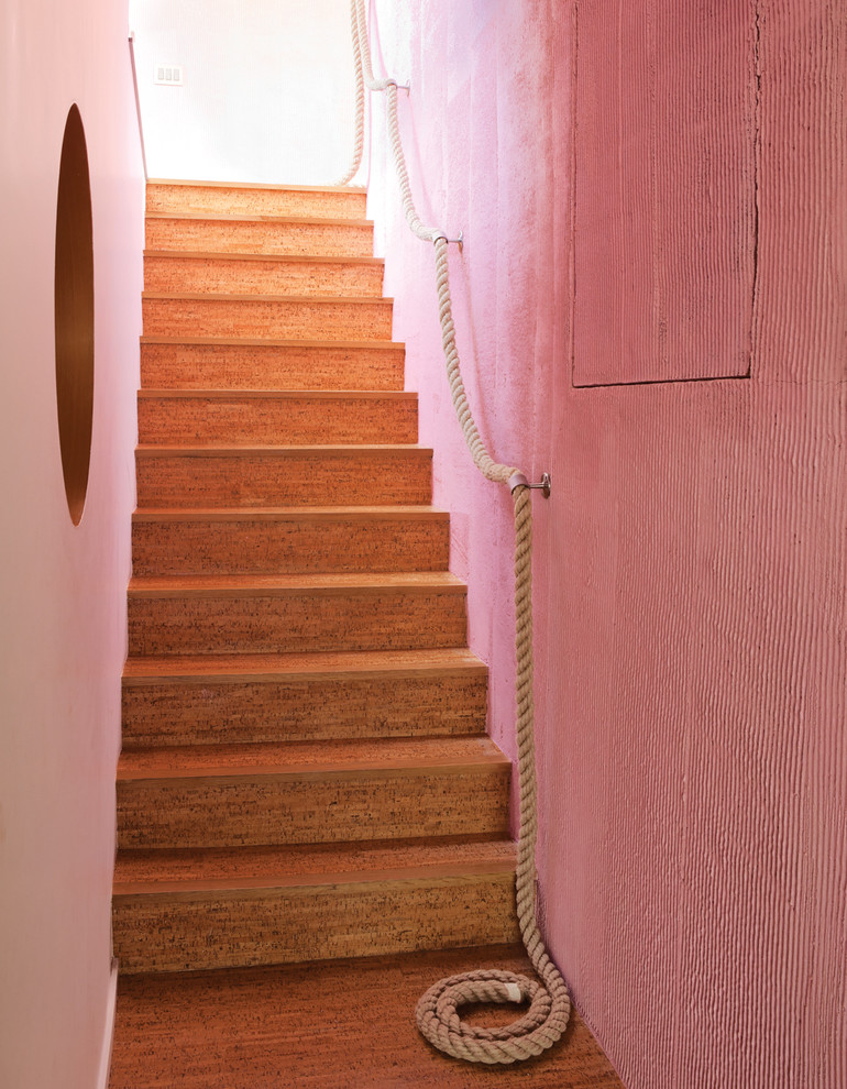 На фото: прямая деревянная лестница среднего размера в стиле ретро с деревянными ступенями с