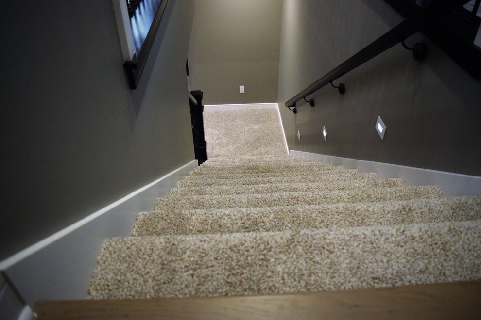 Cette photo montre un escalier chic en L de taille moyenne avec des marches en moquette et des contremarches en moquette.