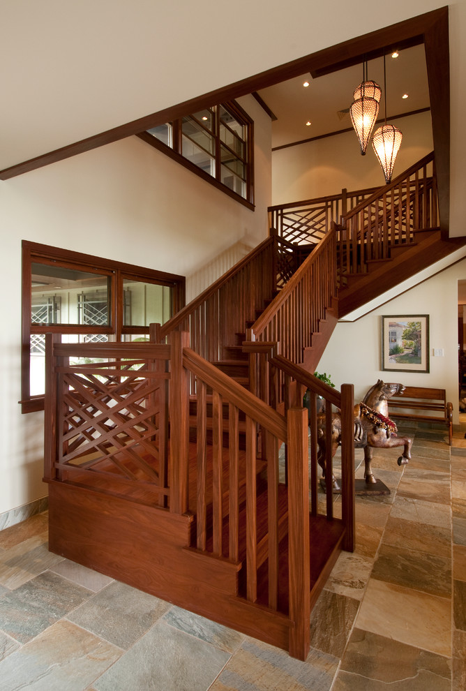 Стильный дизайн: п-образная деревянная лестница в морском стиле с деревянными ступенями - последний тренд