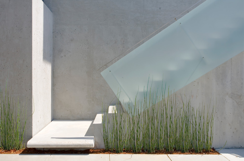 Идея дизайна: прямая бетонная лестница среднего размера в стиле модернизм с бетонными ступенями и стеклянными перилами