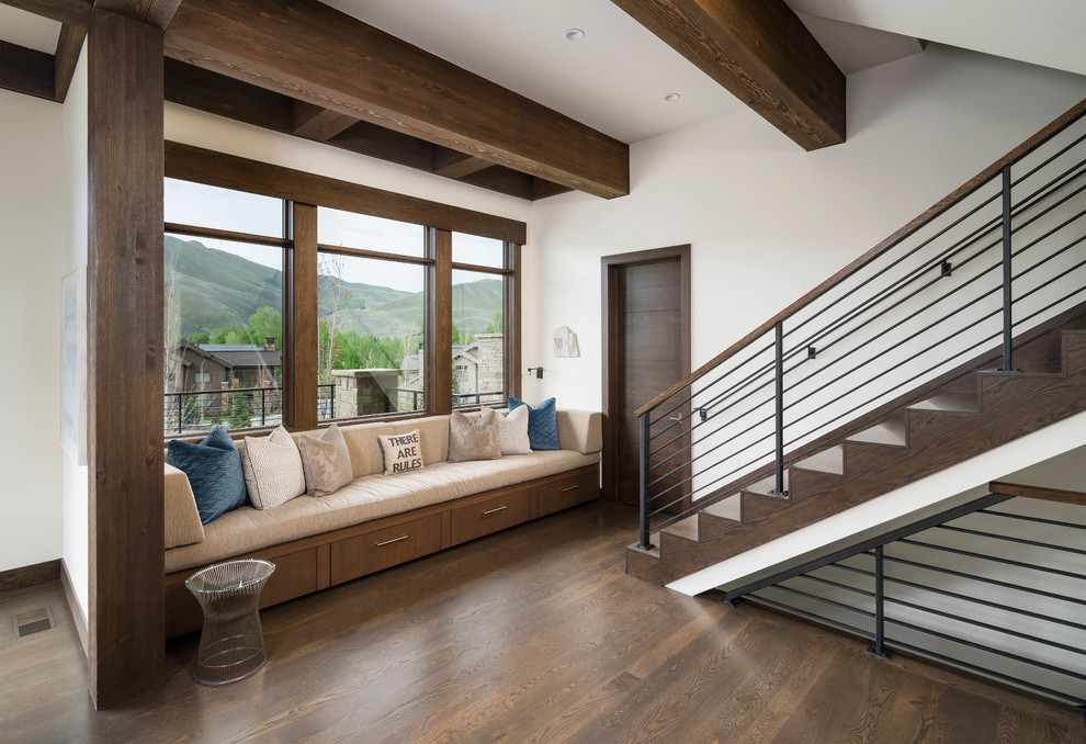 Moderne Holztreppe mit Holz-Setzstufen und Mix-Geländer in Sonstige