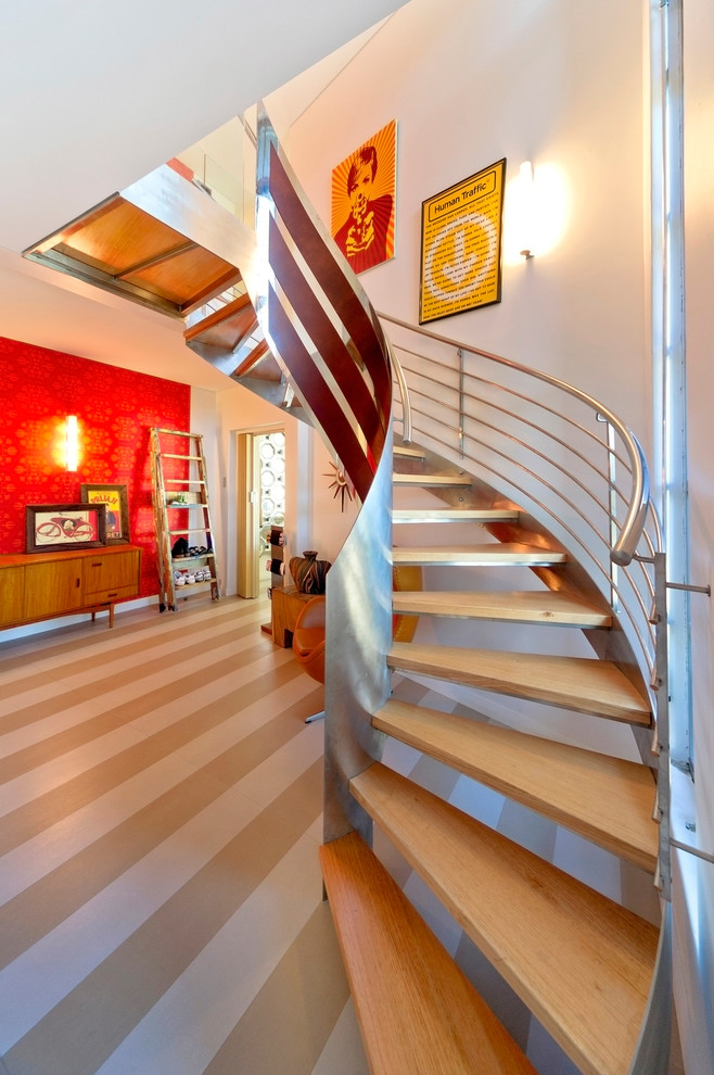 Foto de escalera de caracol contemporánea grande sin contrahuella con escalones de madera