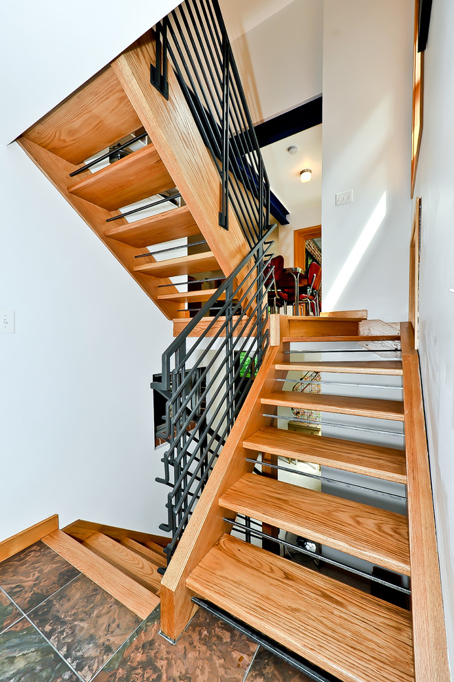 Inspiration för moderna trappor i trä, med öppna sättsteg