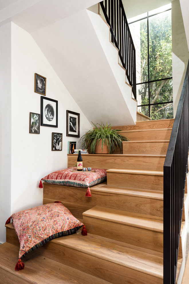 Stilmix Holztreppe in U-Form mit Holz-Setzstufen und Stahlgeländer in New York