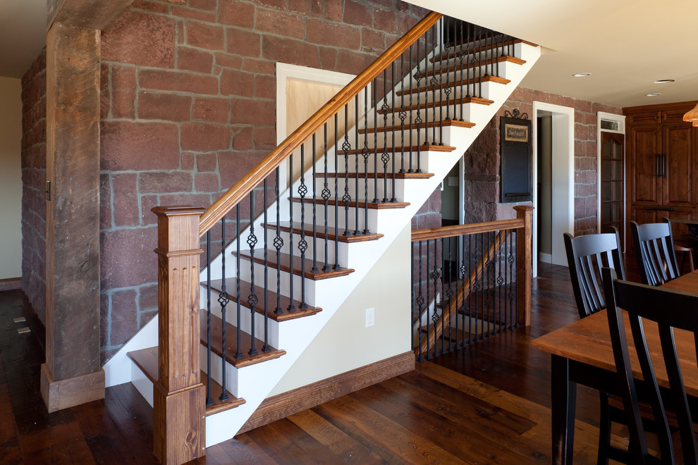 Imagen de escalera clásica con escalones de madera