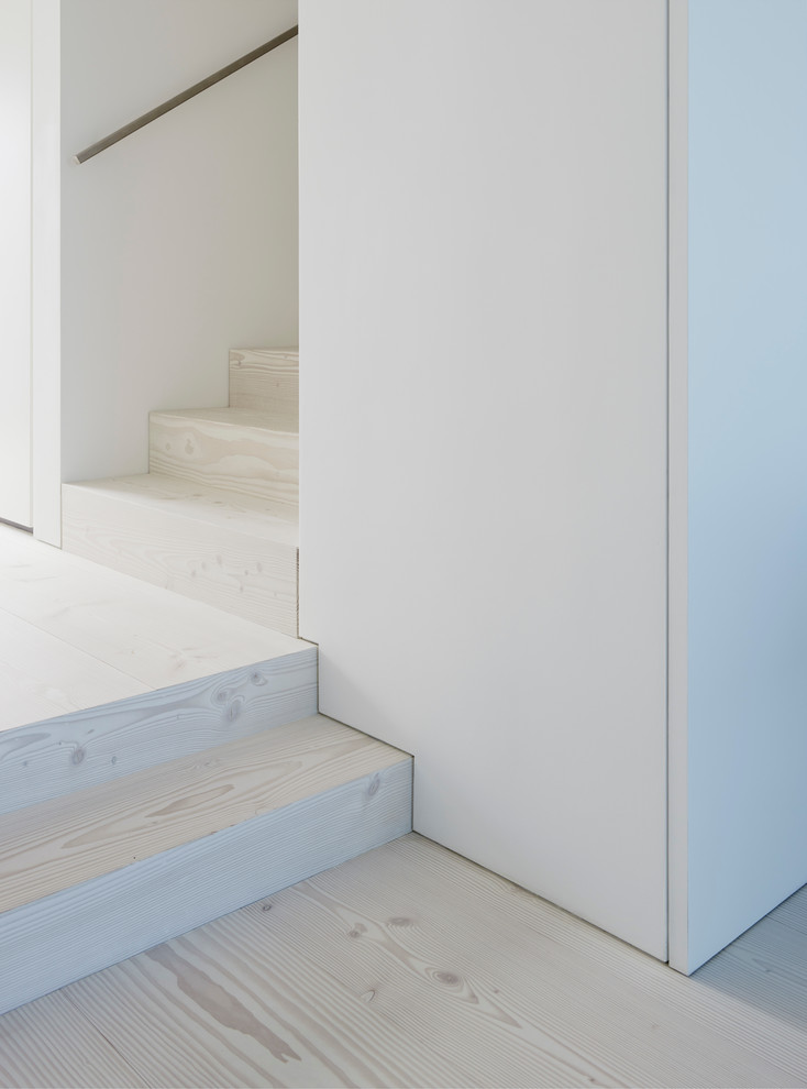 Aménagement d'un escalier droit contemporain de taille moyenne avec des marches en bois et des contremarches en bois.