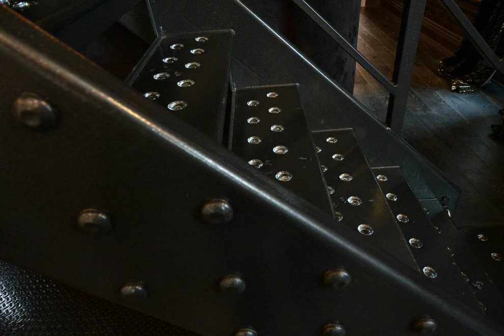 Свежая идея для дизайна: прямая лестница среднего размера в стиле лофт с металлическими ступенями и металлическими перилами без подступенок - отличное фото интерьера