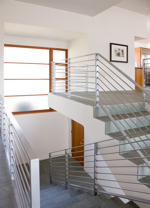 Mittelgroße Moderne Treppe in U-Form mit gefliesten Treppenstufen und gefliesten Setzstufen in San Diego