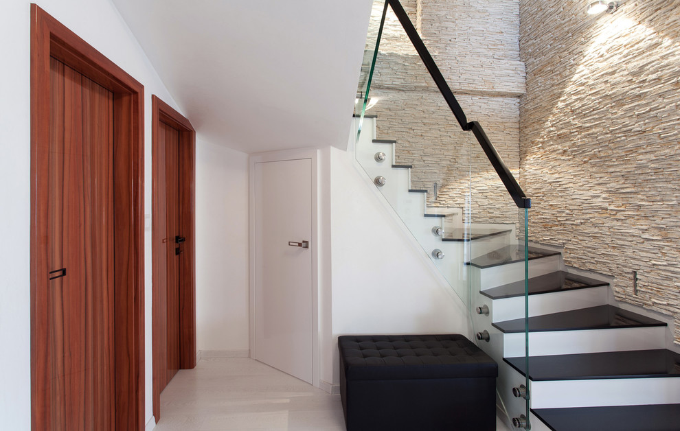 Gewendelte, Mittelgroße Moderne Treppe in Sonstige