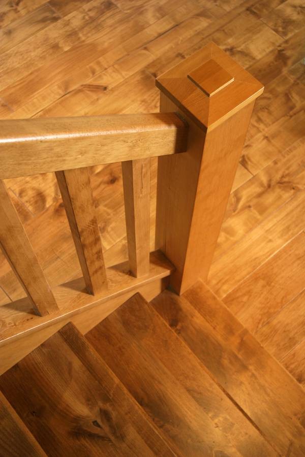 Идея дизайна: прямая деревянная лестница среднего размера в классическом стиле с деревянными ступенями