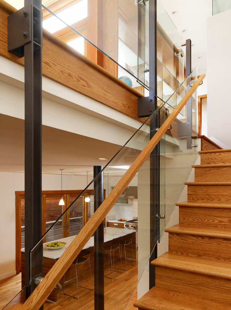 На фото: деревянная лестница в стиле модернизм с деревянными ступенями