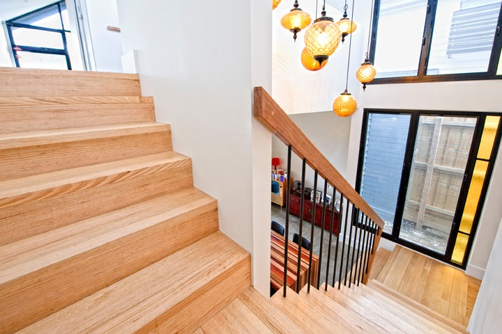 Imagen de escalera recta actual de tamaño medio con escalones de madera y contrahuellas de madera
