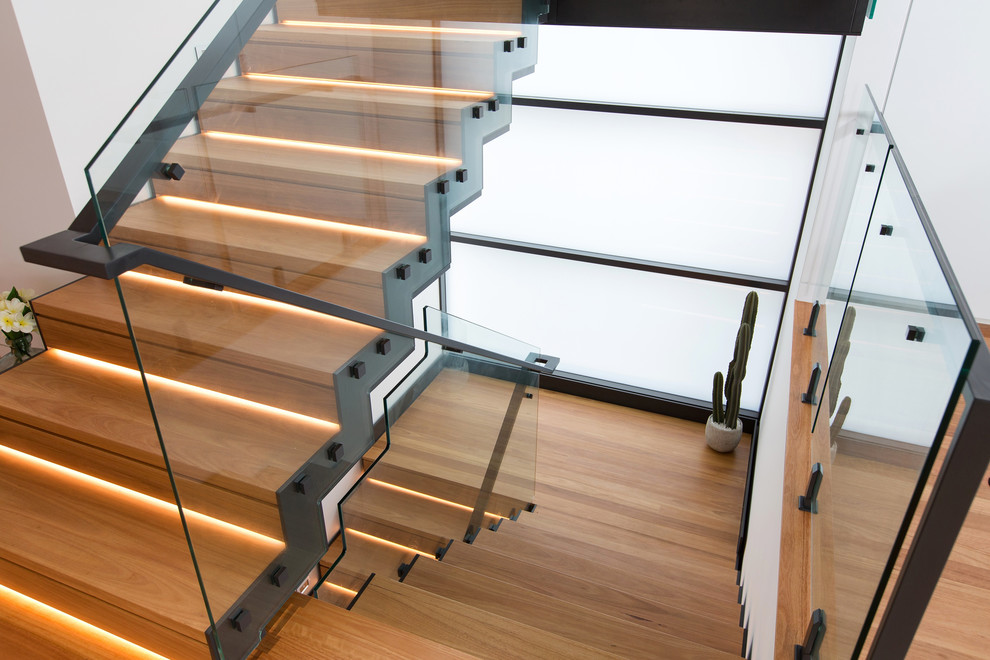 Стильный дизайн: большая деревянная лестница на больцах в современном стиле с деревянными ступенями - последний тренд