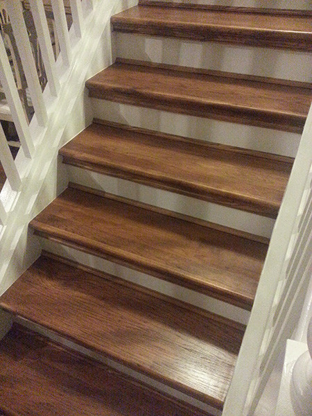 Ejemplo de escalera recta tradicional de tamaño medio con escalones de madera y contrahuellas de madera pintada