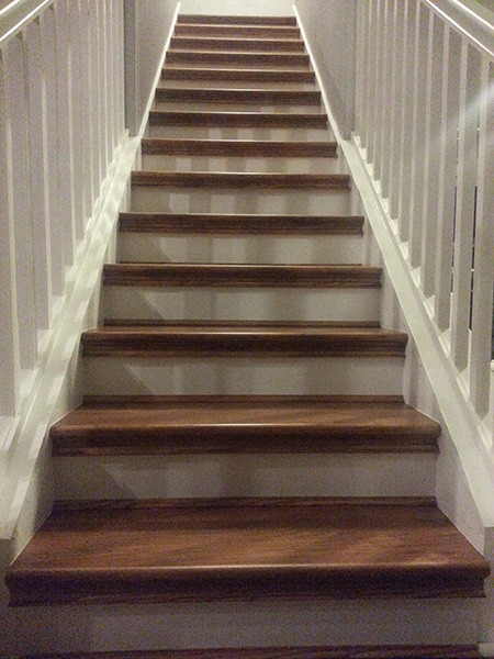 Modelo de escalera recta clásica de tamaño medio con escalones de madera y contrahuellas de madera pintada