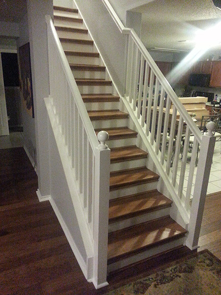 Foto de escalera recta tradicional de tamaño medio con escalones de madera y contrahuellas de madera pintada