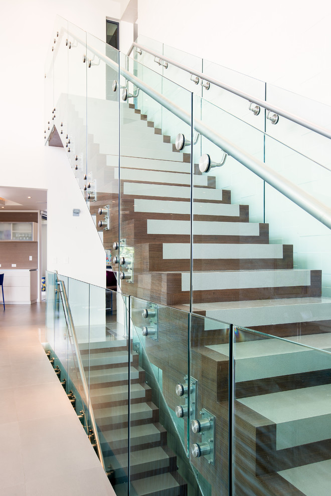 Exemple d'un grand escalier carrelé droit moderne avec des contremarches carrelées.