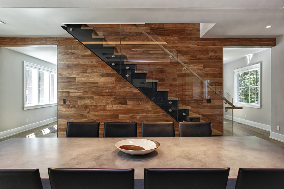 Идея дизайна: прямая металлическая лестница среднего размера в современном стиле с деревянными ступенями и металлическими перилами