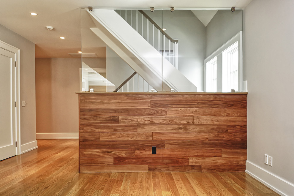 Imagen de escalera en L moderna de tamaño medio con escalones de madera, contrahuellas de madera y barandilla de madera
