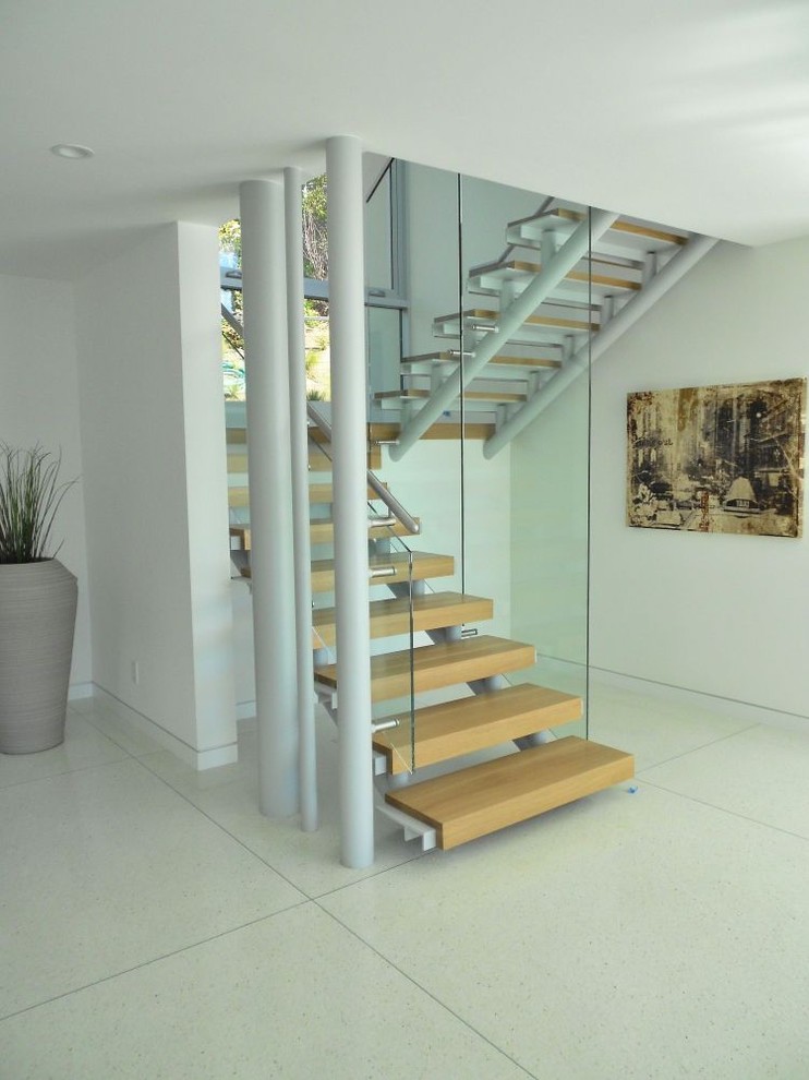 This is an example of a modern staircase in Los Angeles with open risers.
