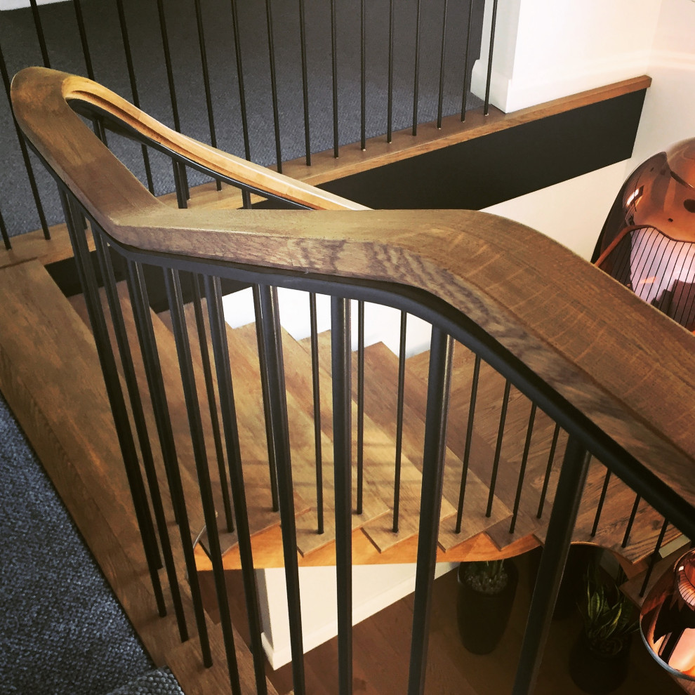 Foto de escalera en L vintage grande sin contrahuella con escalones de madera y barandilla de madera