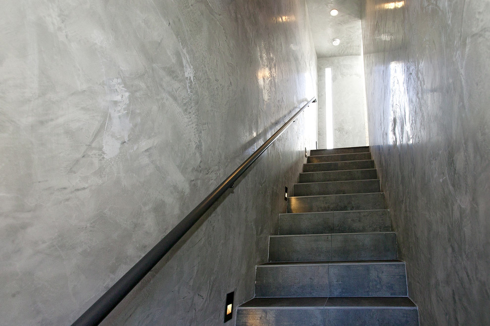 Idées déco pour un escalier carrelé droit moderne avec des contremarches carrelées.