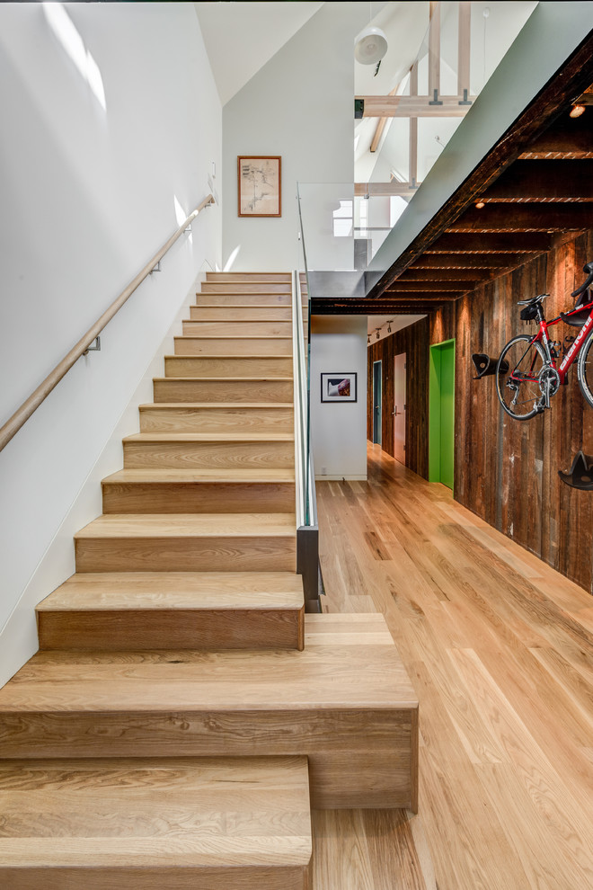 Diseño de escalera recta actual con escalones de madera y contrahuellas de madera