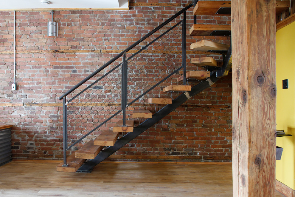 На фото: лестница в стиле лофт без подступенок с