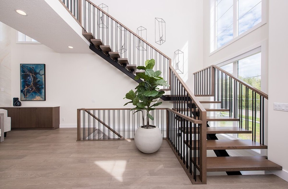 Imagen de escalera contemporánea sin contrahuella con escalones de madera y barandilla de metal
