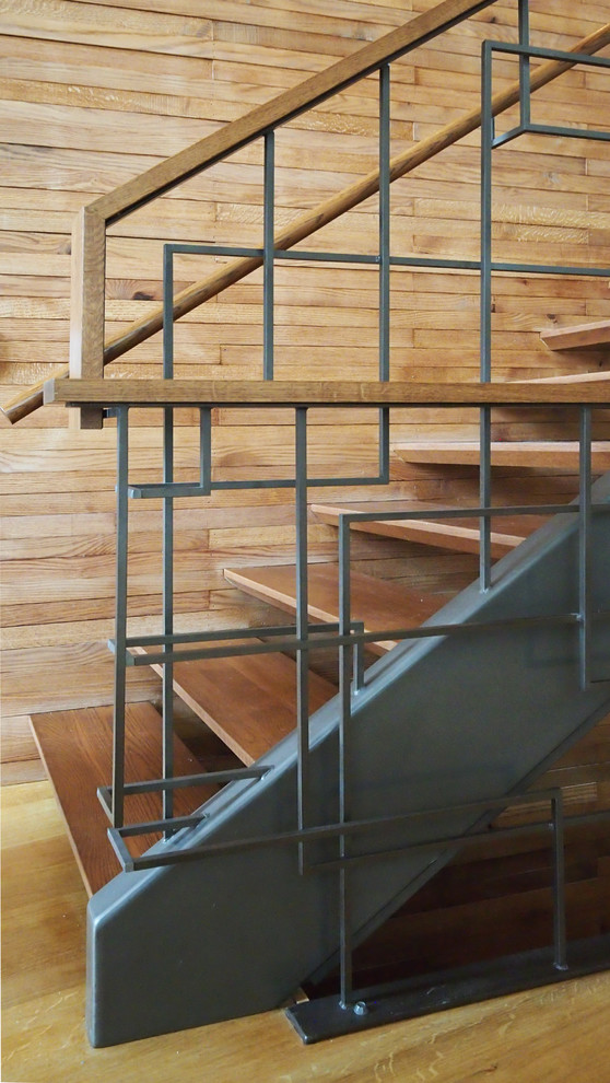 Diseño de escalera recta industrial de tamaño medio sin contrahuella con escalones de madera y barandilla de varios materiales