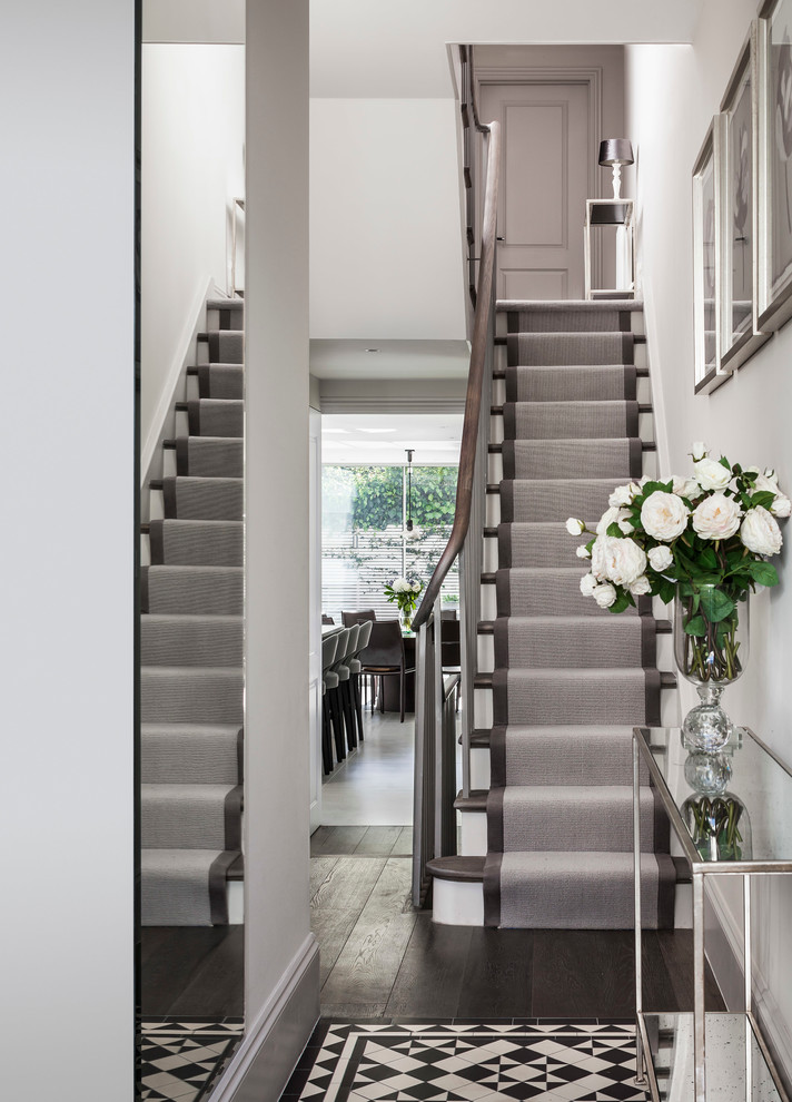 Kleine Moderne Treppe in L-Form mit gebeizten Holz-Treppenstufen und gebeizten Holz-Setzstufen in London
