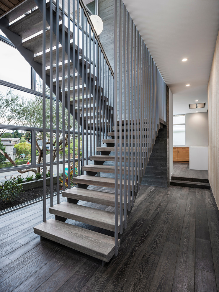 Idée de décoration pour un escalier sans contremarche flottant minimaliste avec des marches en bois.
