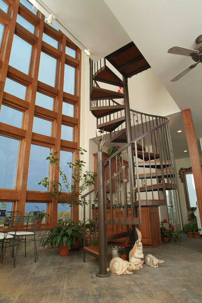 Große Rustikale Treppe mit offenen Setzstufen und Stahlgeländer in Sonstige