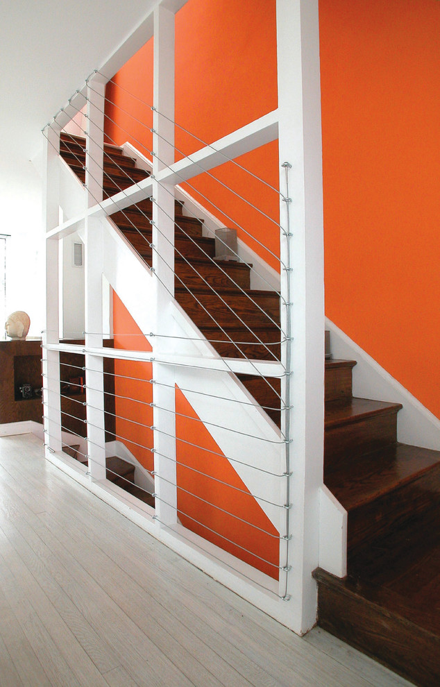 Источник вдохновения для домашнего уюта: прямая деревянная лестница в стиле модернизм с деревянными ступенями