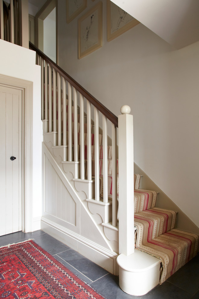 Diseño de escalera recta campestre con escalones de madera pintada y contrahuellas de madera pintada