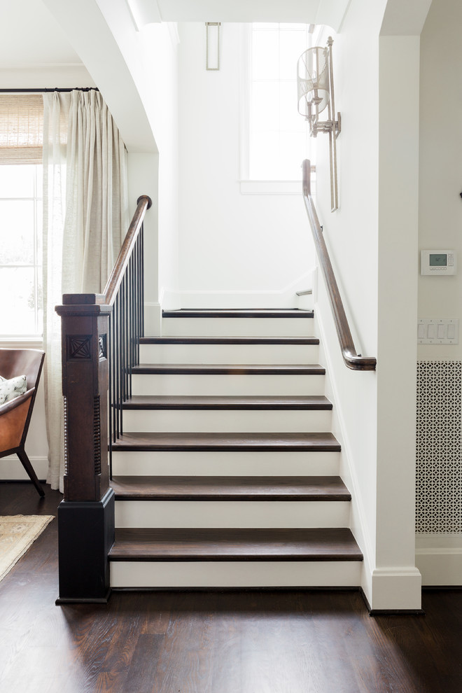На фото: лестница среднего размера в стиле неоклассика (современная классика) с деревянными ступенями, крашенными деревянными подступенками и металлическими перилами с