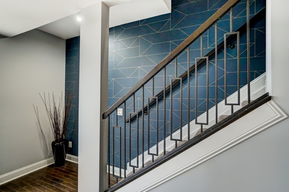 Aménagement d'un escalier droit classique de taille moyenne avec des marches en moquette, des contremarches en moquette et un garde-corps en matériaux mixtes.