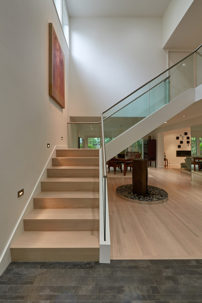 Diseño de escalera en L minimalista con escalones de madera y contrahuellas de madera